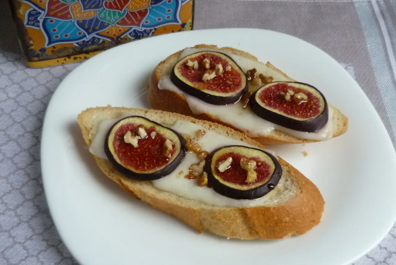 Grzanki z kozim serem i miodem