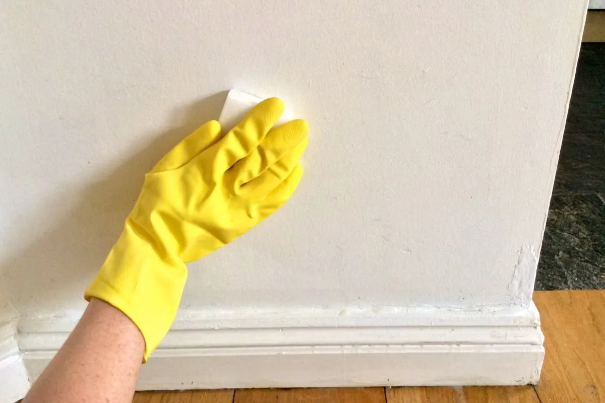 Domowe sposoby na usuwanie naklejek ze ściany
