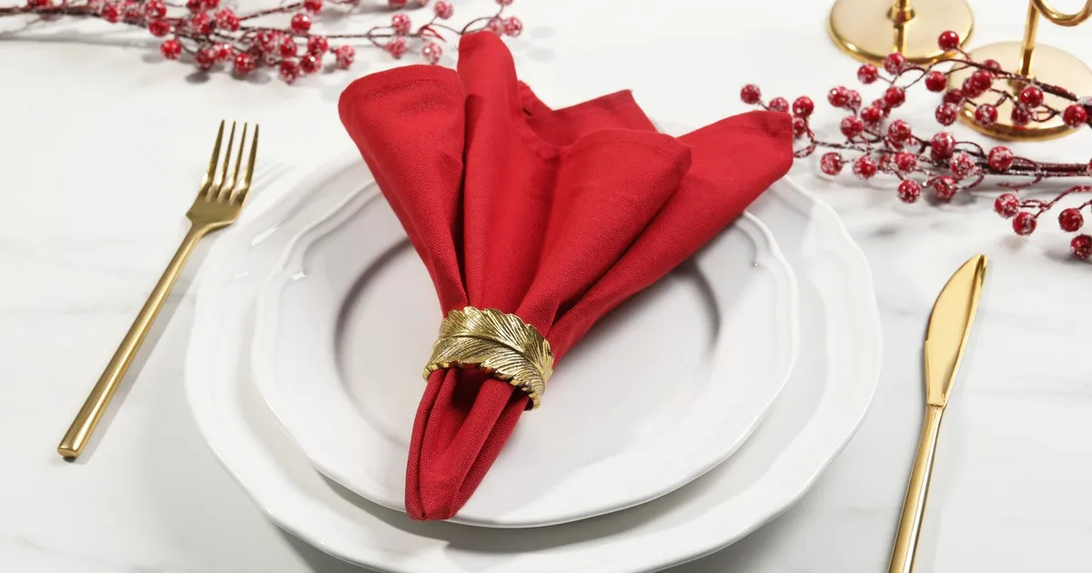 różne sposoby składania serwetek na sztućce