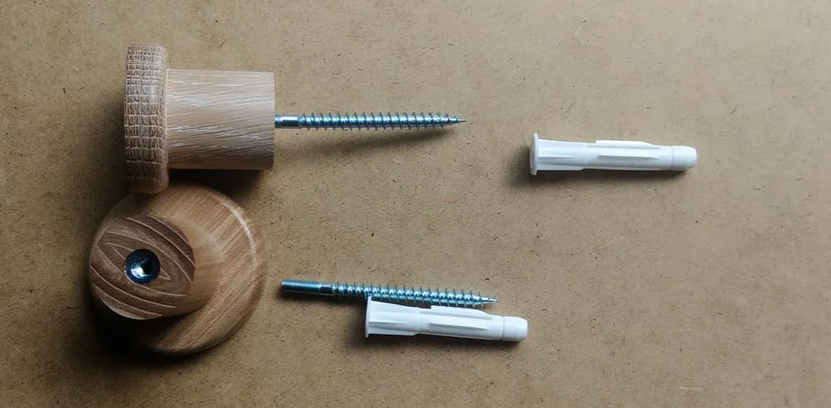 montaż wieszaka na ścianie r&oacute;żne kołki