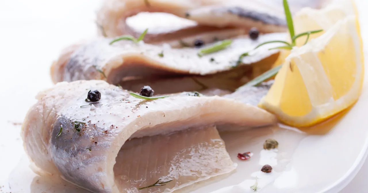 Filety śledziowe z cytryną i ziołami. Czy śledzie są kaloryczne? To zależy od sposobu przygotowania, ale te wyglądają apetycznie.