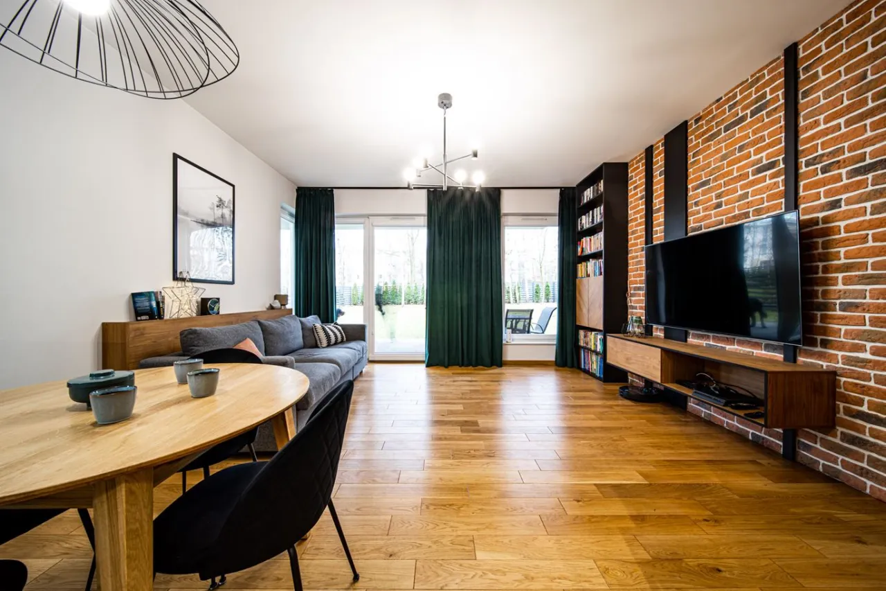 ponadczasowe wykończenie ściany salon cegła drewno