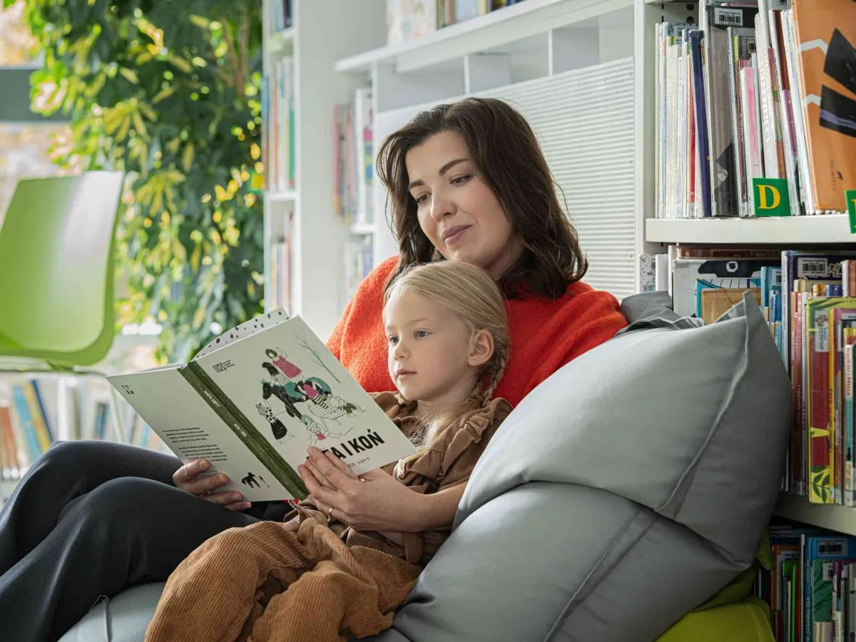 dziecko czyta wiersz z mamą, rodzinne czytanie książki