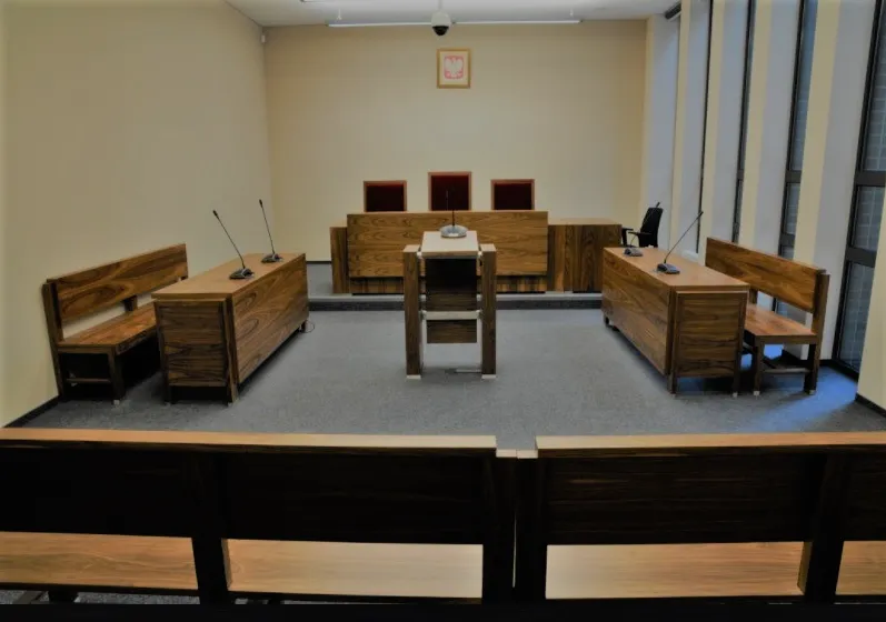Sala sądowa Polska formalność