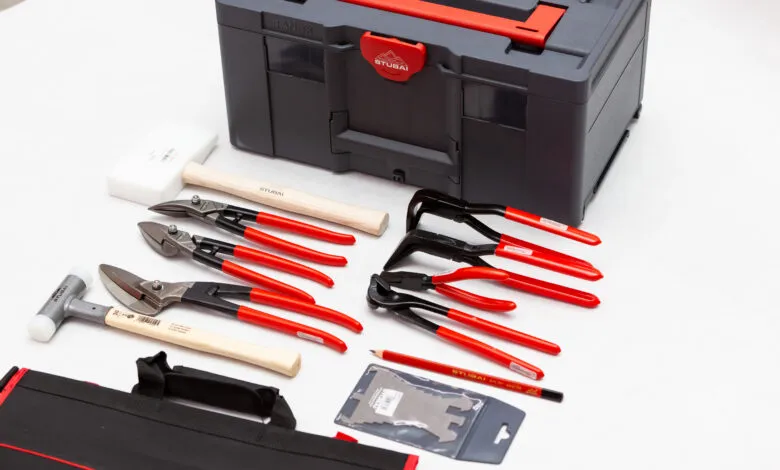 Porównanie narzędzi cieśli dekarza blacharza