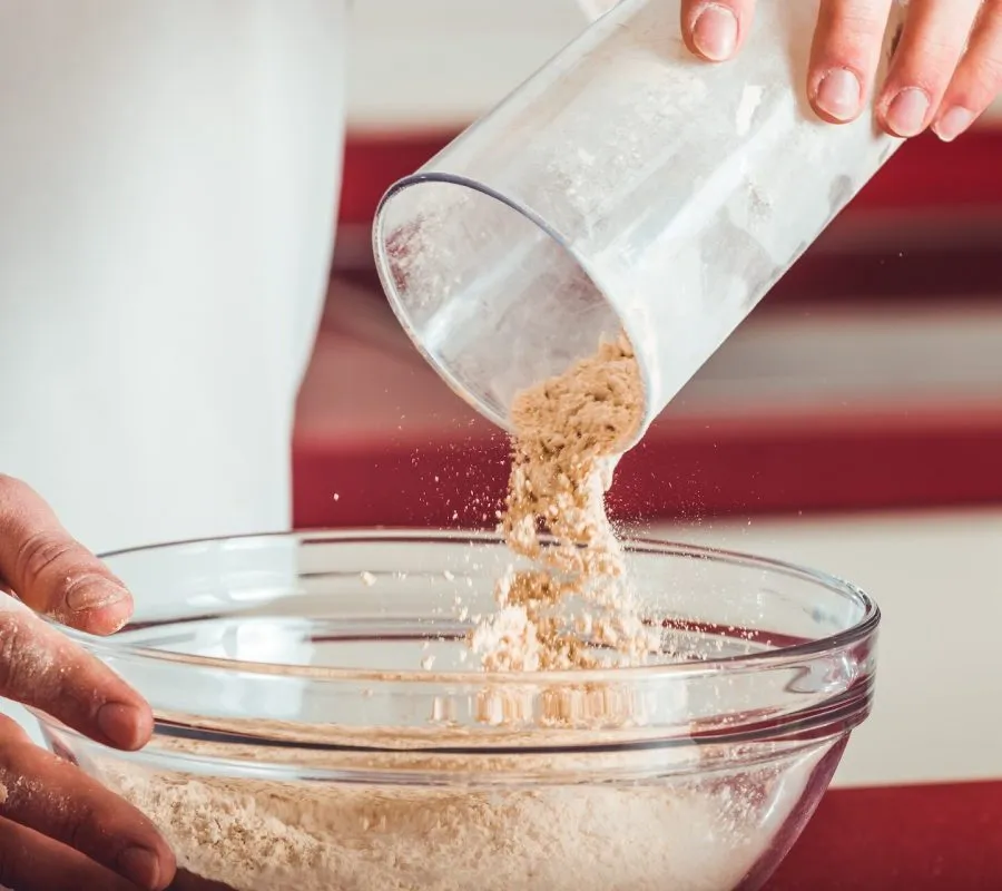 r&oacute;żne rodzaje mąki i szklanki do odmierzania