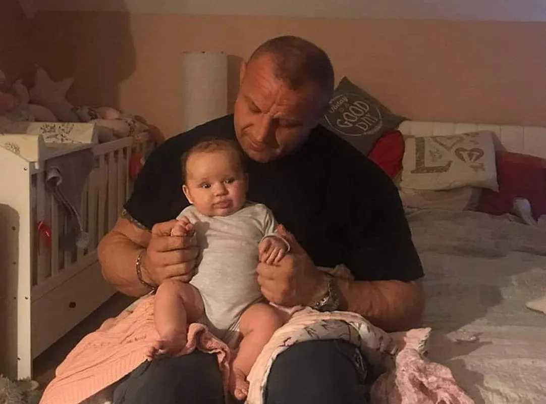 Mariusz Pudzianowski z dziećmi Krystiana