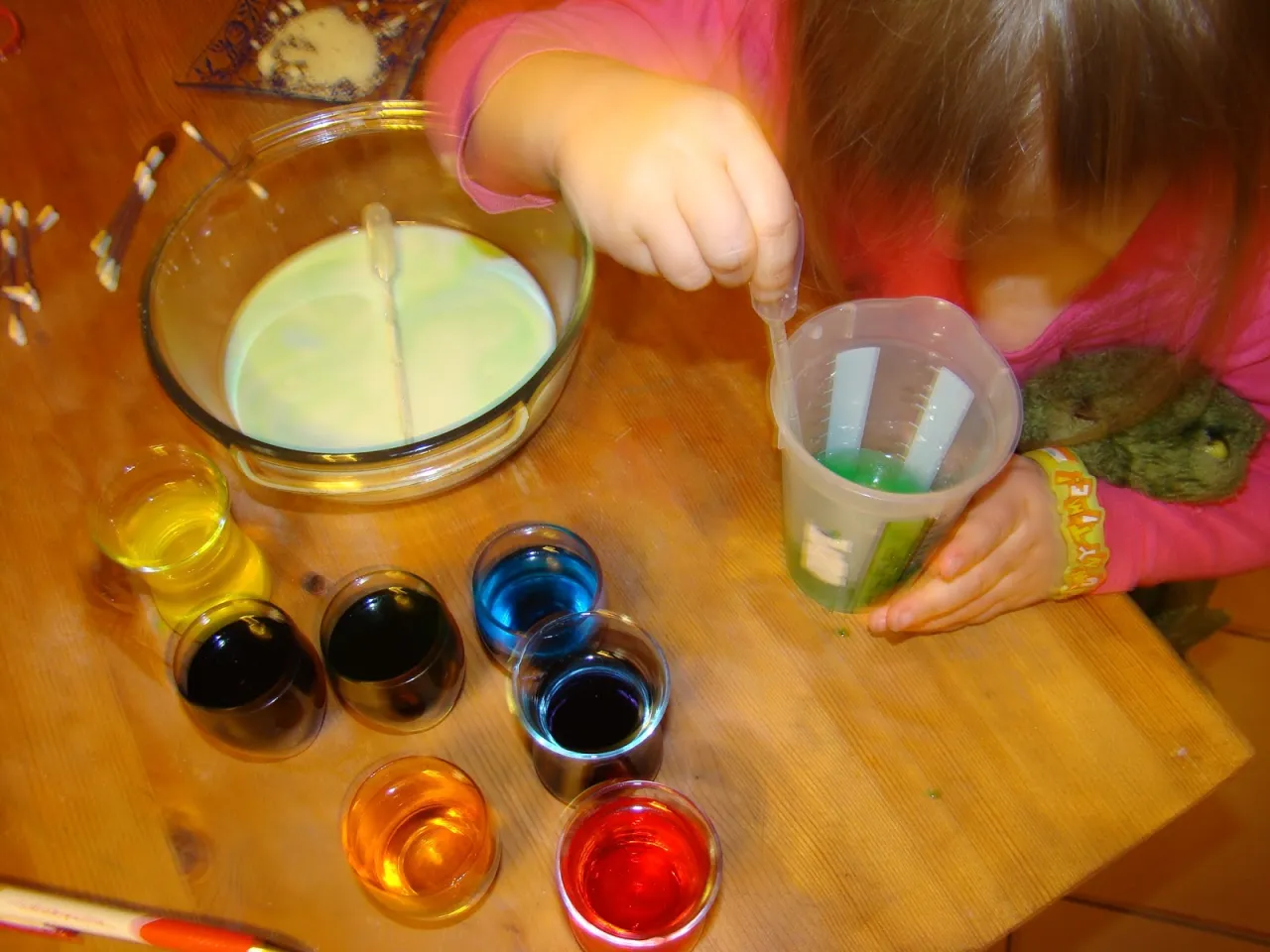 Składniki do eksperymentu z mlekiem i barwnikami