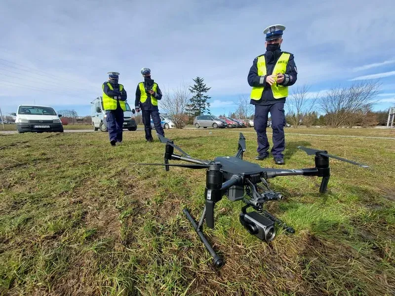 policyjny dron do pomiaru prędkości nad drogą