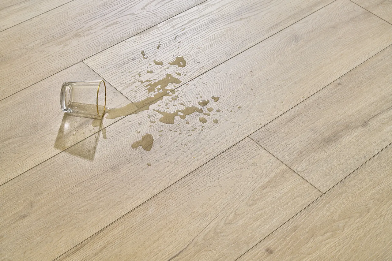 panele winylowe LVT w łazience imitacja drewna