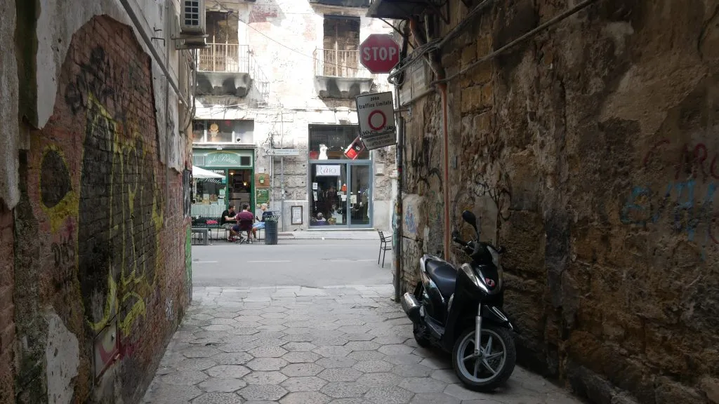 Palermo kieszonkowiec na skuterze