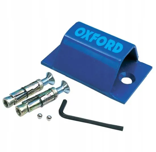 kotwa Oxford zamontowana w garażu z przypiętym łańcuchem motocyklowym