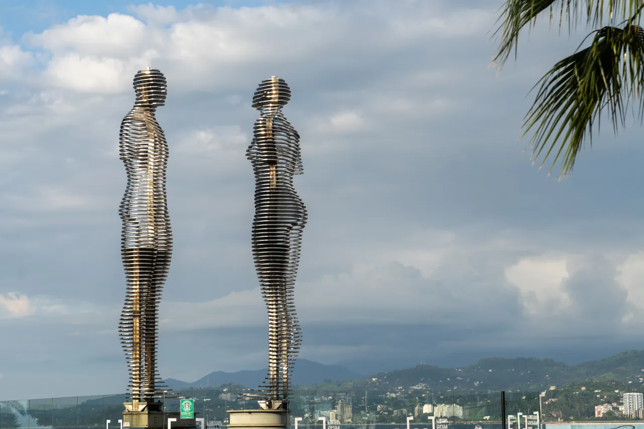 Batumi atrakcje turystyczne, Bulwar Batumi, Wieża Alfabetu, Ali i Nino rzeźba