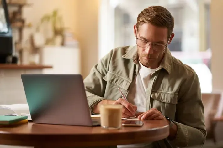 osoby uczące się, medytujące, ćwiczące, pracujące przy komputerze - ikony rozwoju osobistego