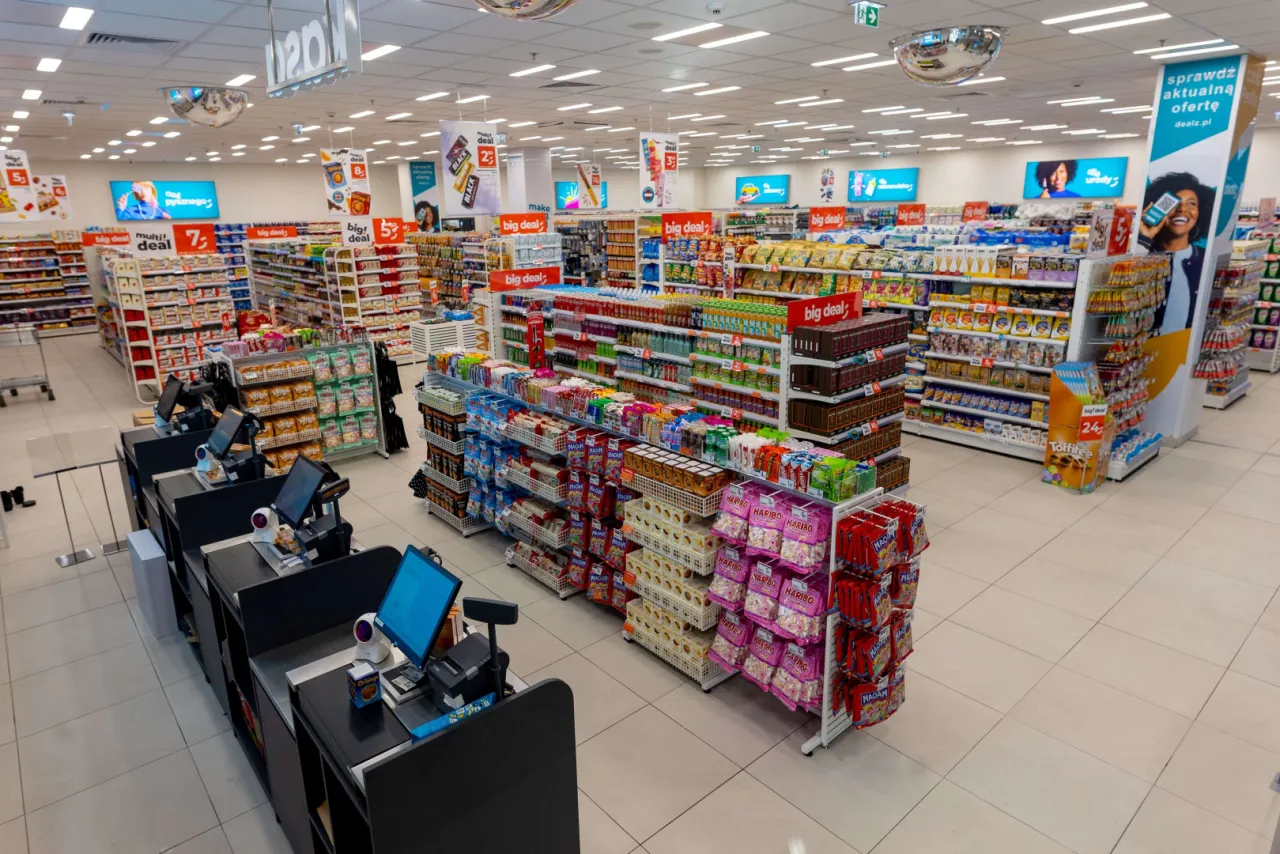 Dealz sklep wnętrze asortyment