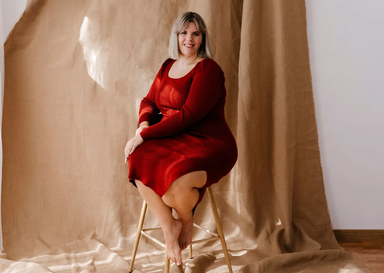 sukienki wyszczuplające dla niskich i puszystych przykłady