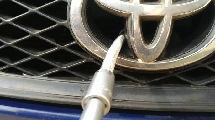 Awaryjne otwieranie maski przez grill samochodu