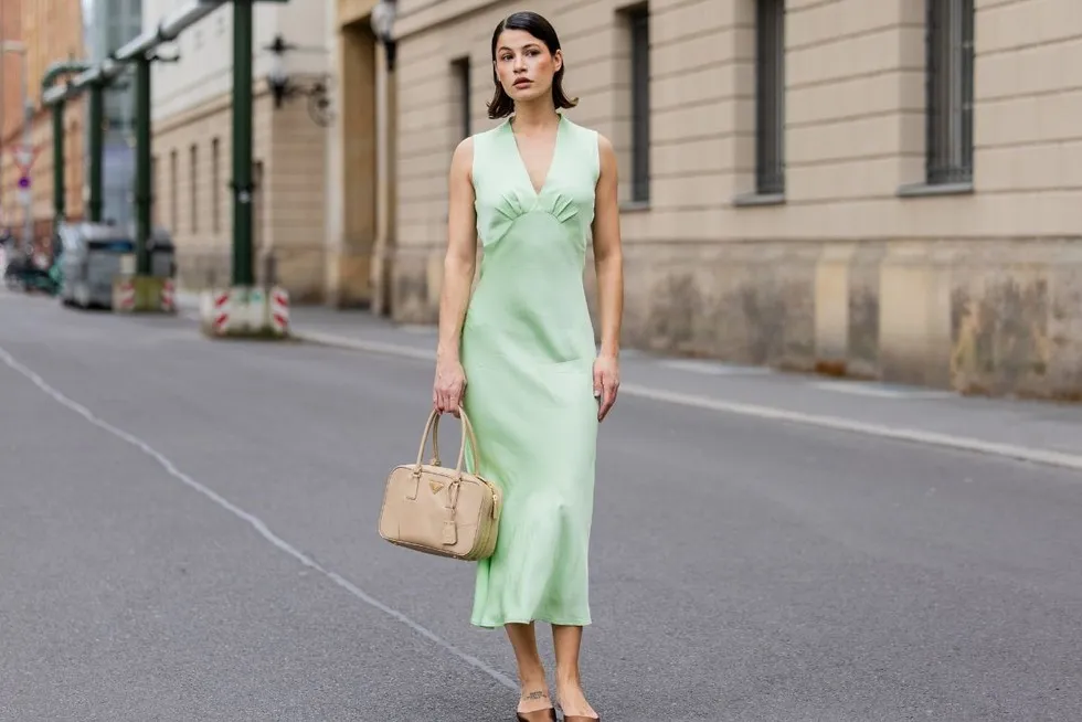 Zdjęcie Jakie buty do zielonej sukienki: stylizacje na każdą okazję i porady.