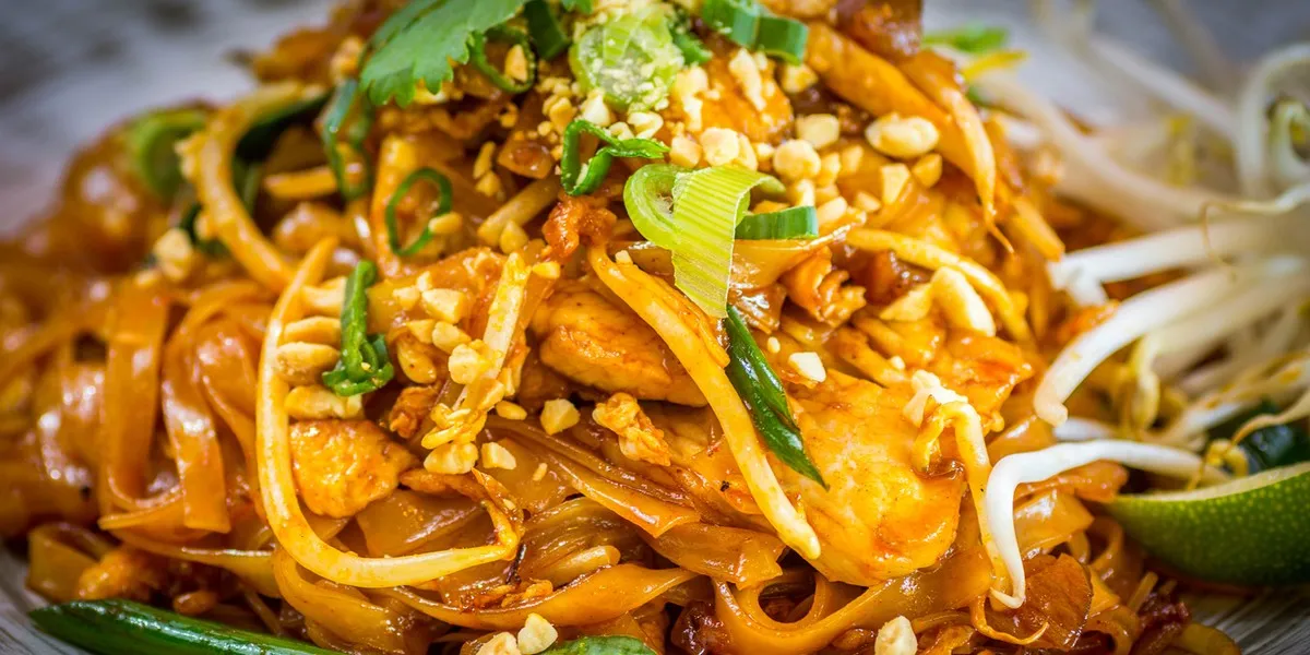 sklejony makaron pad thai