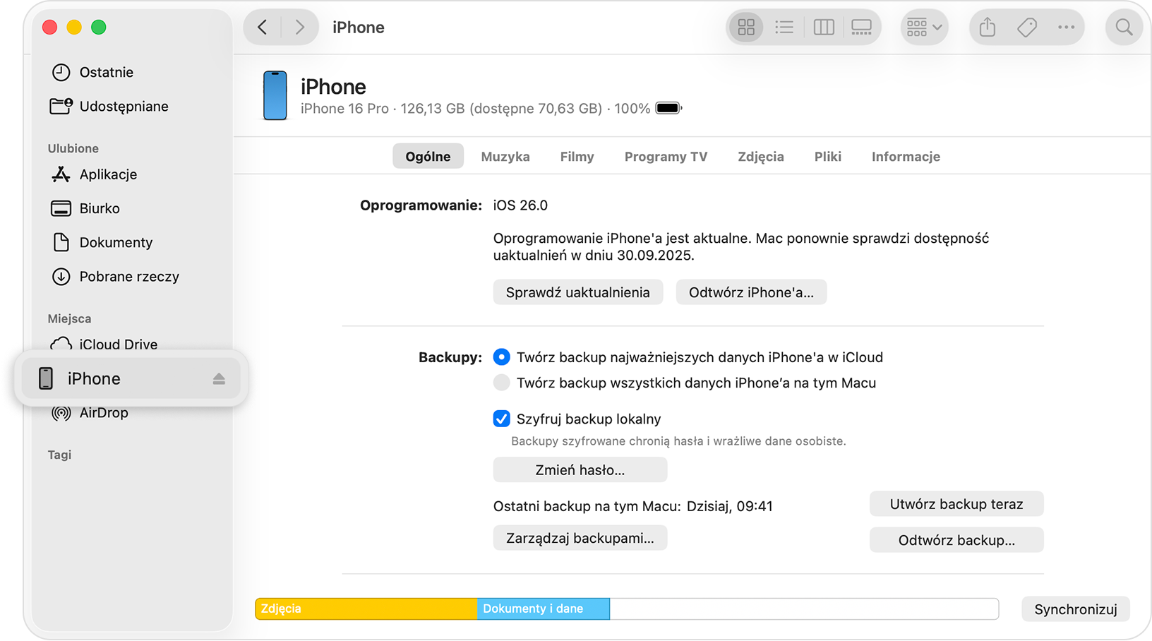 iPhone podłączony do komputera z Finderem