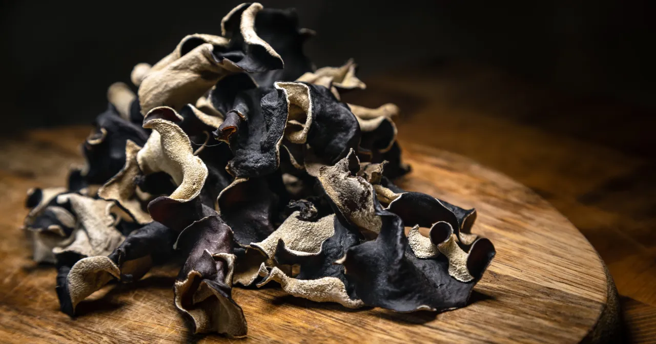 Osoba z bólem brzucha po jedzeniu