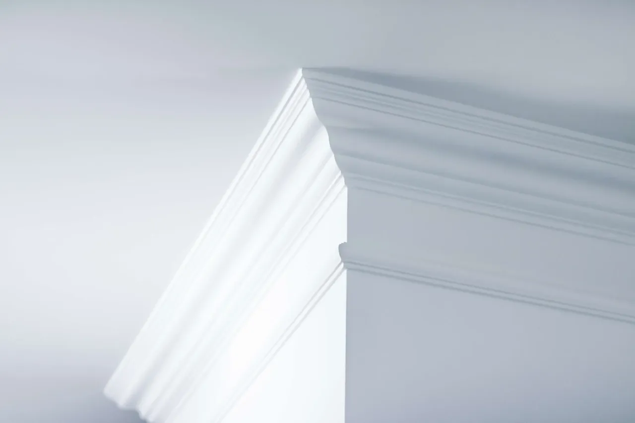 Błędy przy cięciu listew sufitowych szczeliny narożniki