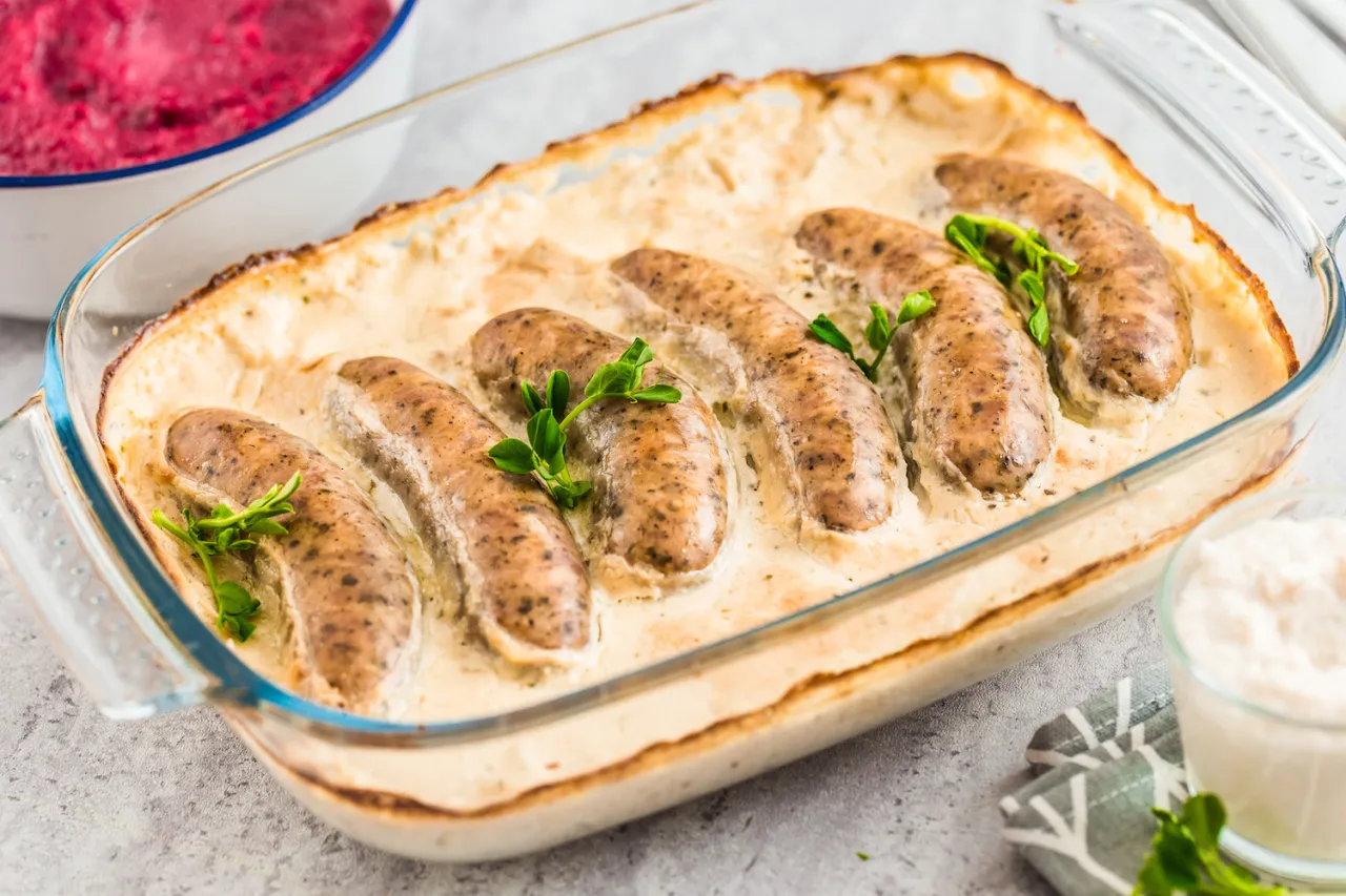 Kiełbasa w sosie chrzanowym danie gł&oacute;wne