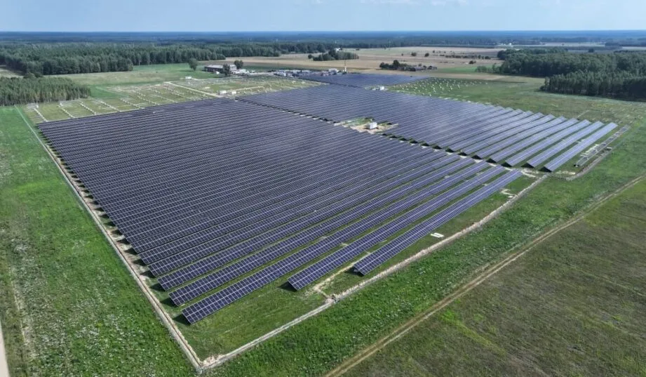duża farma fotowoltaiczna