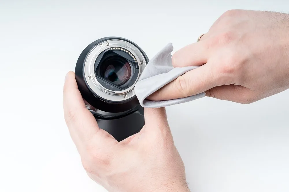 czyszczenie styków obiektywu i aparatu