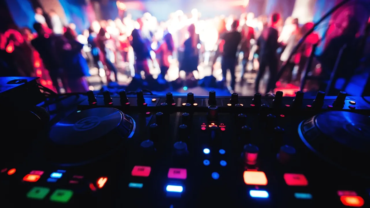 zesp&oacute;ł grający na żywo dancing, DJ na imprezie w Ustroniu