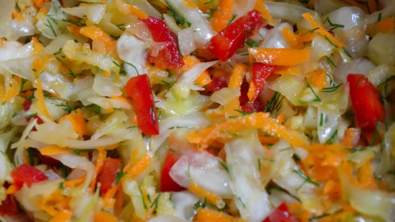 r&oacute;żne warianty sur&oacute;wki z białej kapusty