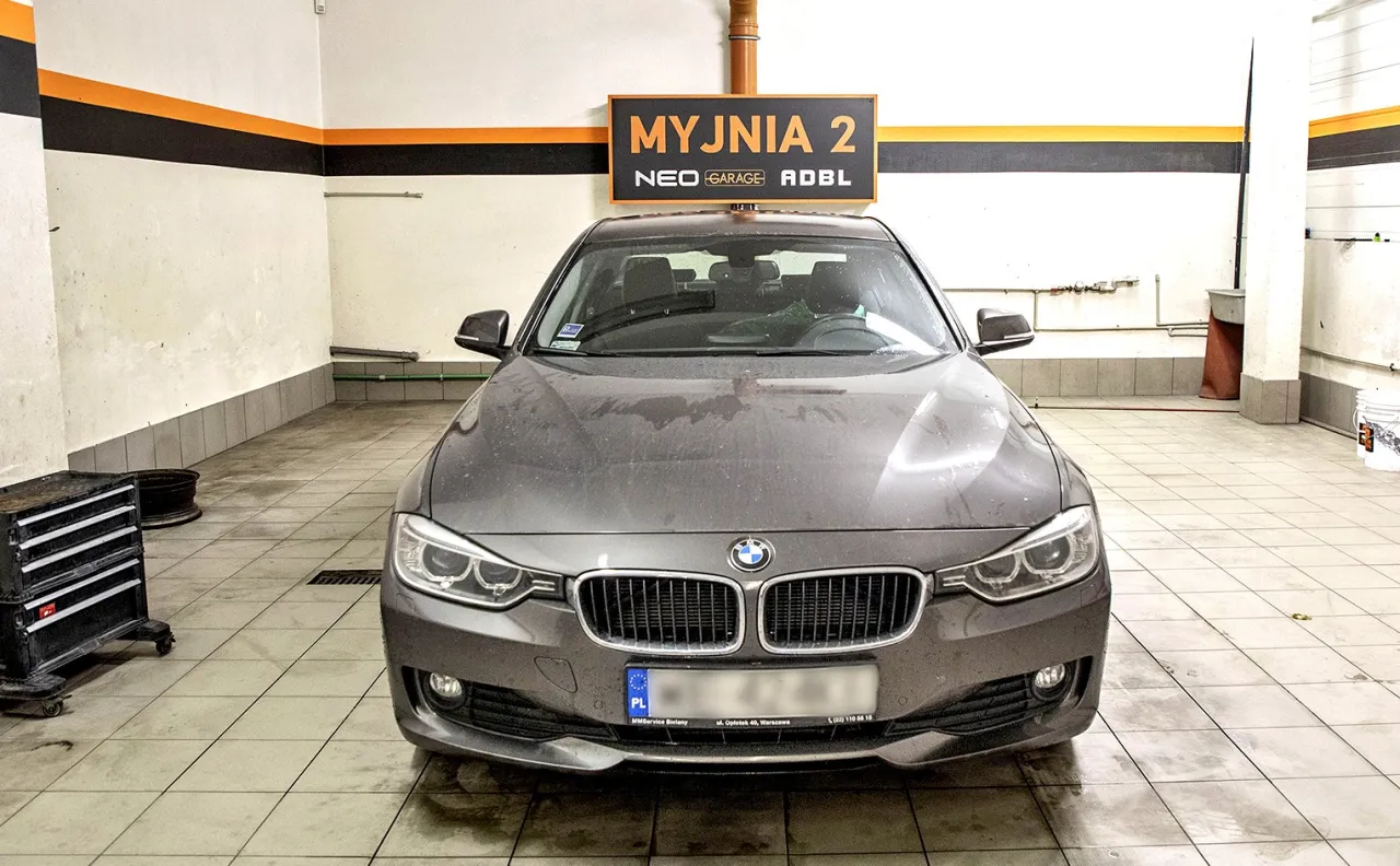 Szary BMW czeka na mycie w warsztacie samoobsługowym Warszawa.