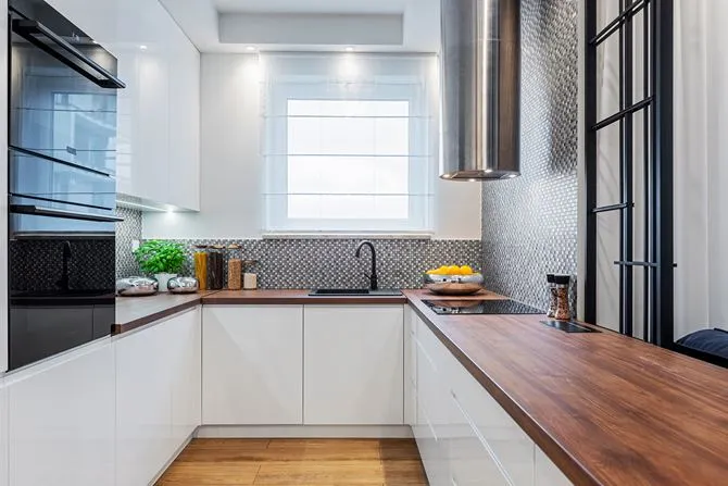 Tradycyjna kuchnia z oknem nad blatem