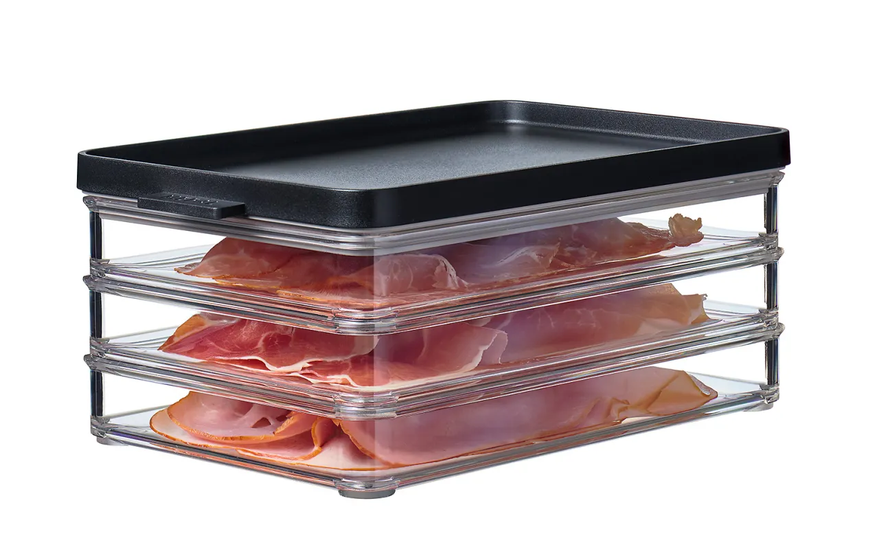 r&oacute;żne opakowania do przechowywania wędlin