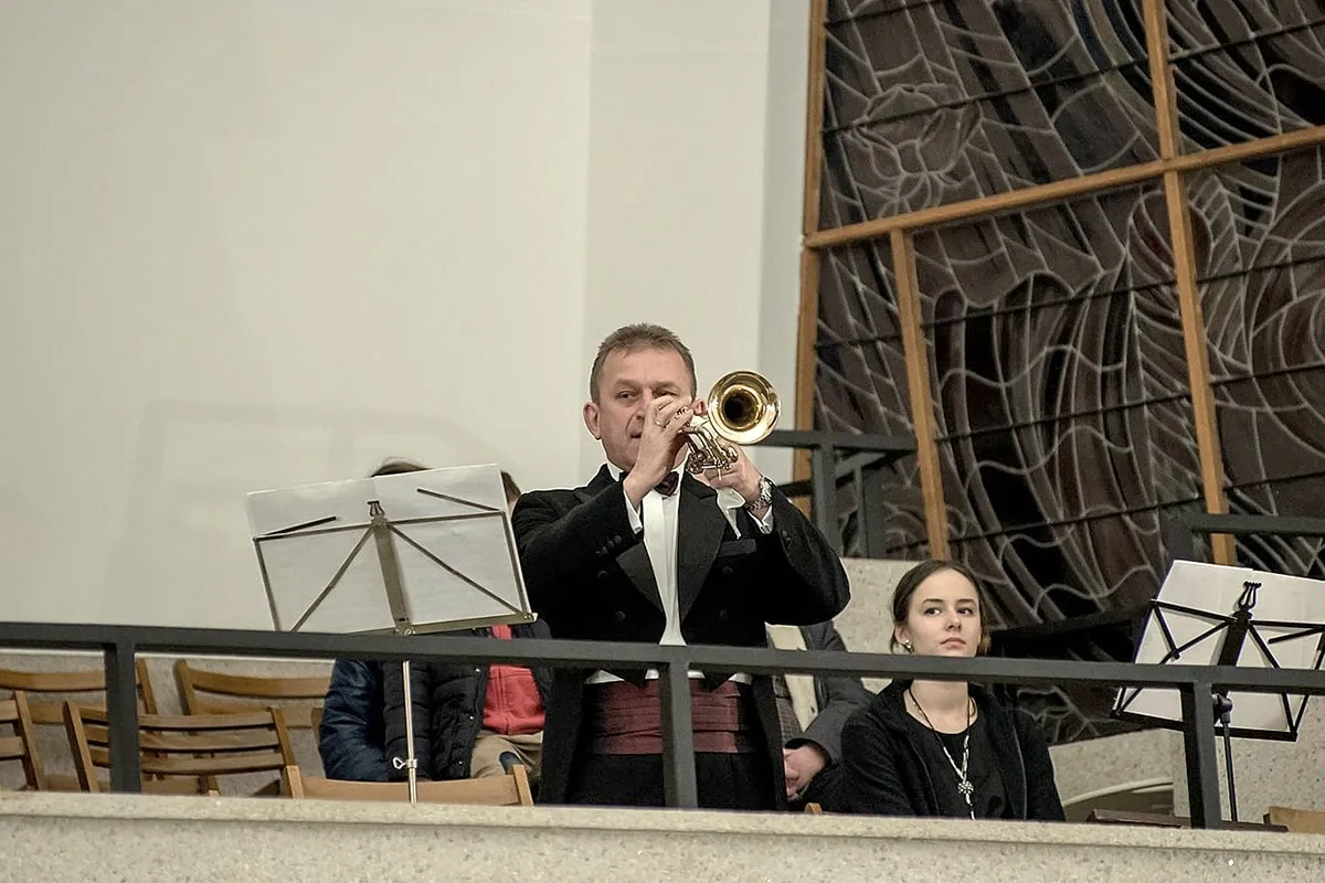 trąbka na tle kościoła