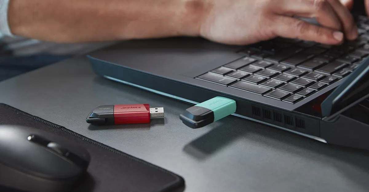 Pendrive podłączony do komputera z systemem Windows