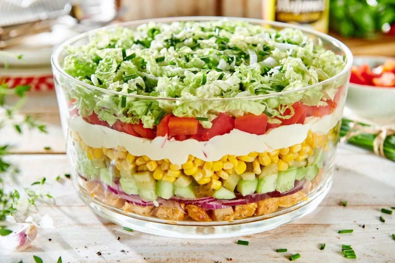 Warstwowa sałatka z gyrosa: kurczak, cebula, ogórek, kukurydza, sos, pomidor, sałata. Idealna na imprezę, pokazuje jak się robi sałatkę z gyrosa.