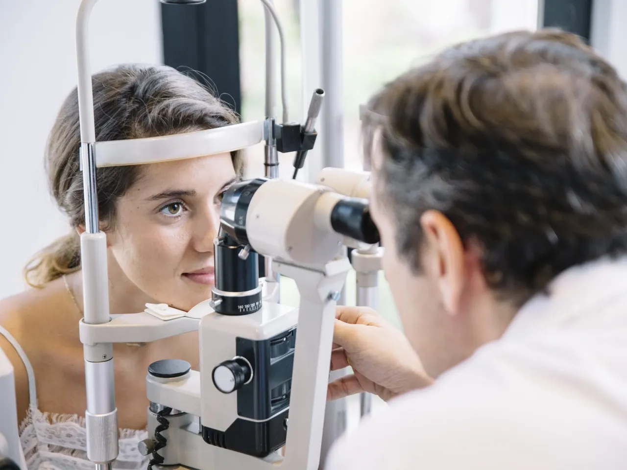 pacjent wychodzący od okulisty z okularami przeciwsłonecznymi, alternatywny transport