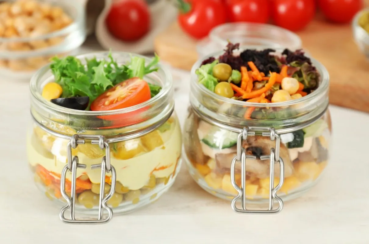 sałatka w słoiku na podr&oacute;ż