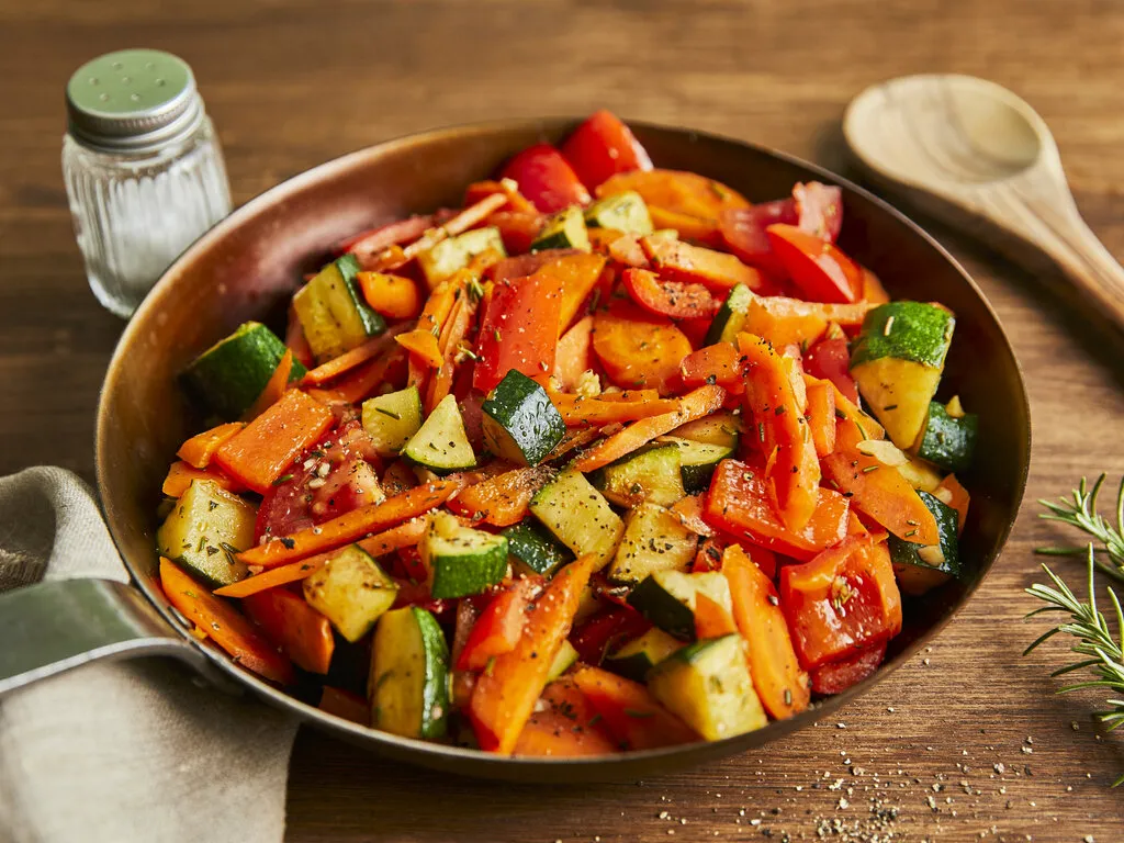 Verschiedene Zutaten für eine Gemüsepfanne