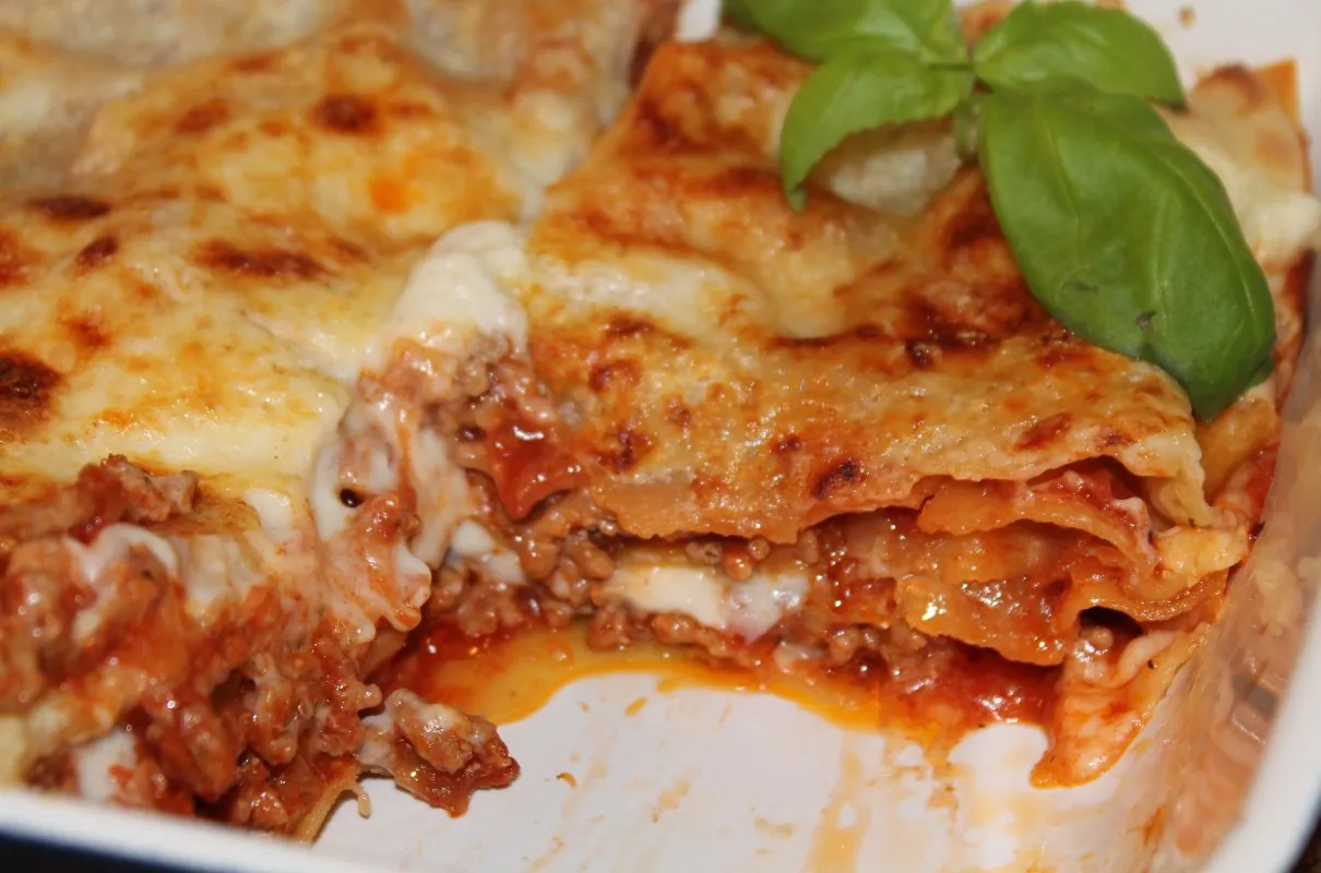 Lasagne bolognese na stole rodzinny obiad