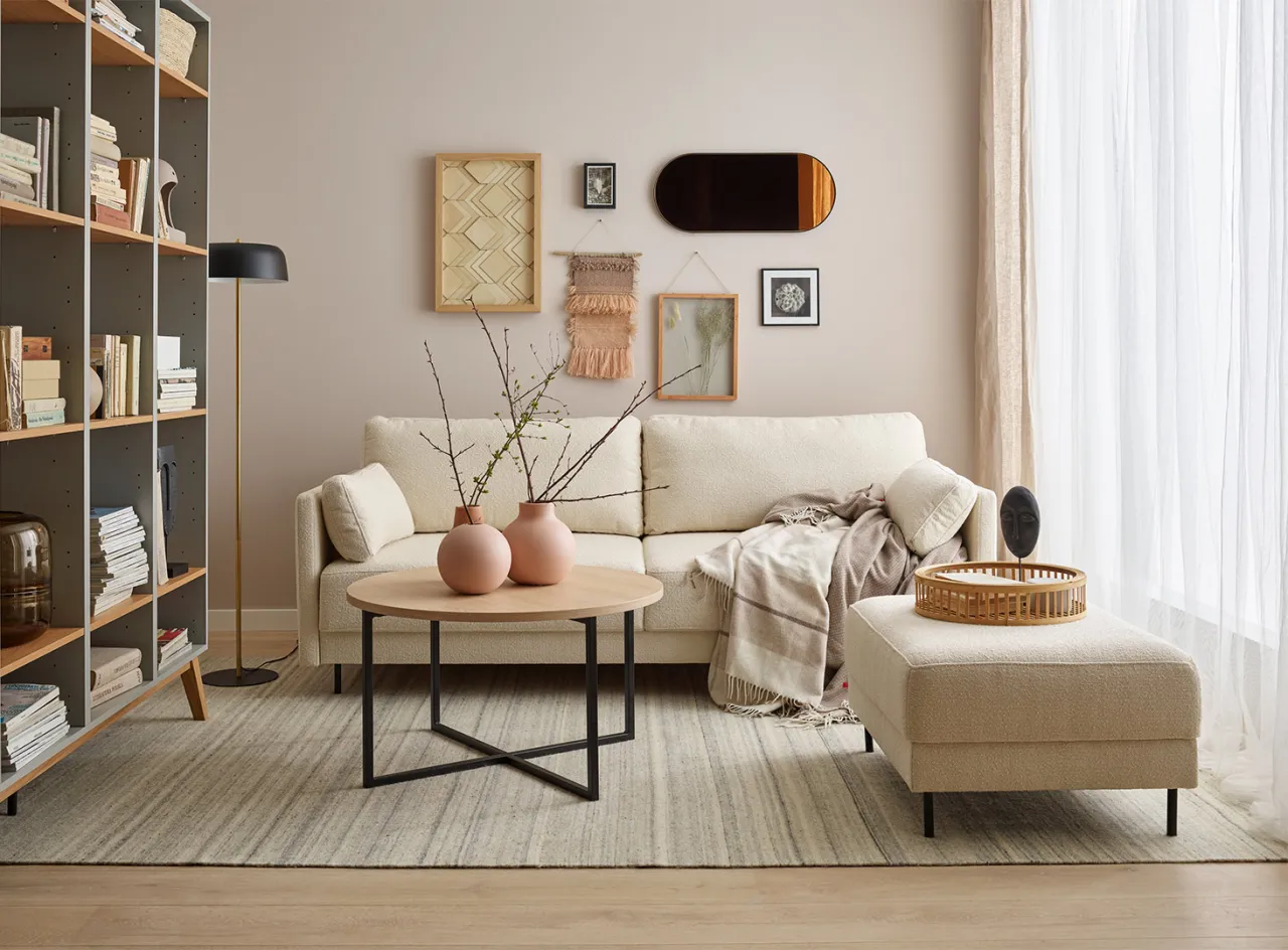 Jasny salon z pastelowymi dodatkami, optyczne powiększenie