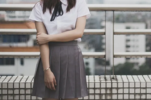 Jak dobrać bluzkę do fasonu szarej sp&oacute;dnicy