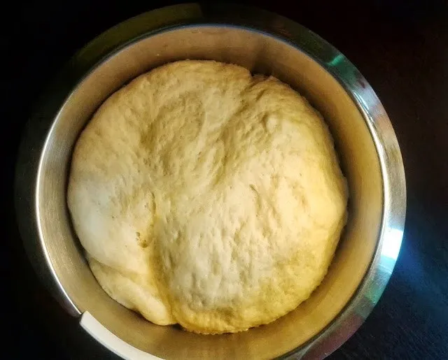 dobrze wyrośnięte ciasto na pizzę