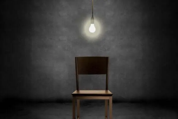 puste krzesło w sztuce symbolika