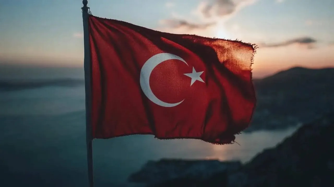 Turecka flaga powiewa na wietrze o zachodzie słońca. Czy wakacje w Turcji są bezpieczne? Widok zapiera dech w piersiach.