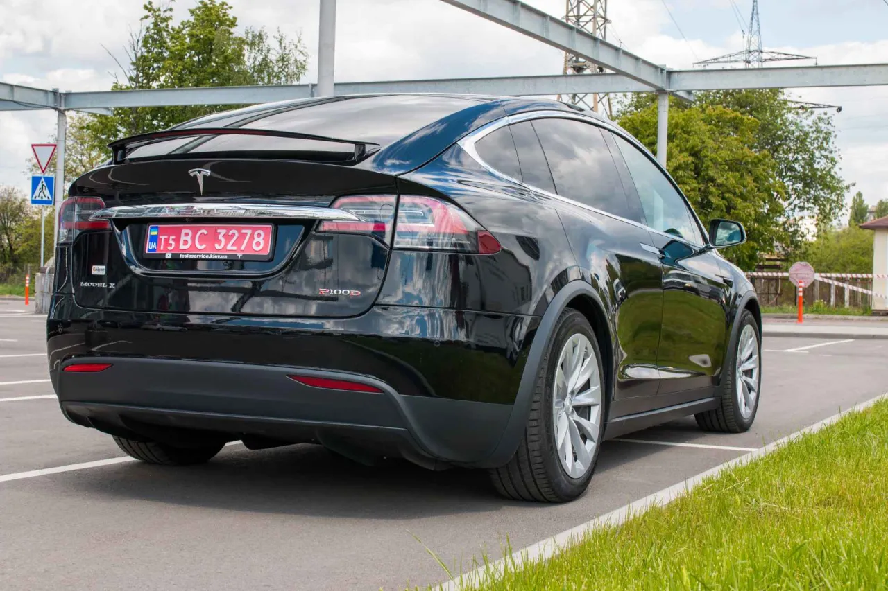 Czarna Tesla Model X P100D. Czy Tesla jest tylko elektryczna? Ten model udowadnia, że tak.
