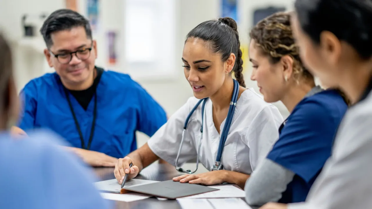 Lekarze r&oacute;żnych specjalizacji w pracy