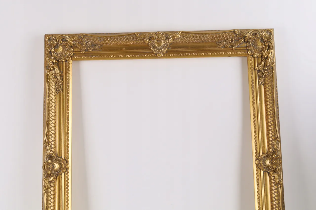 Złota rama lustra przed i po renowacji