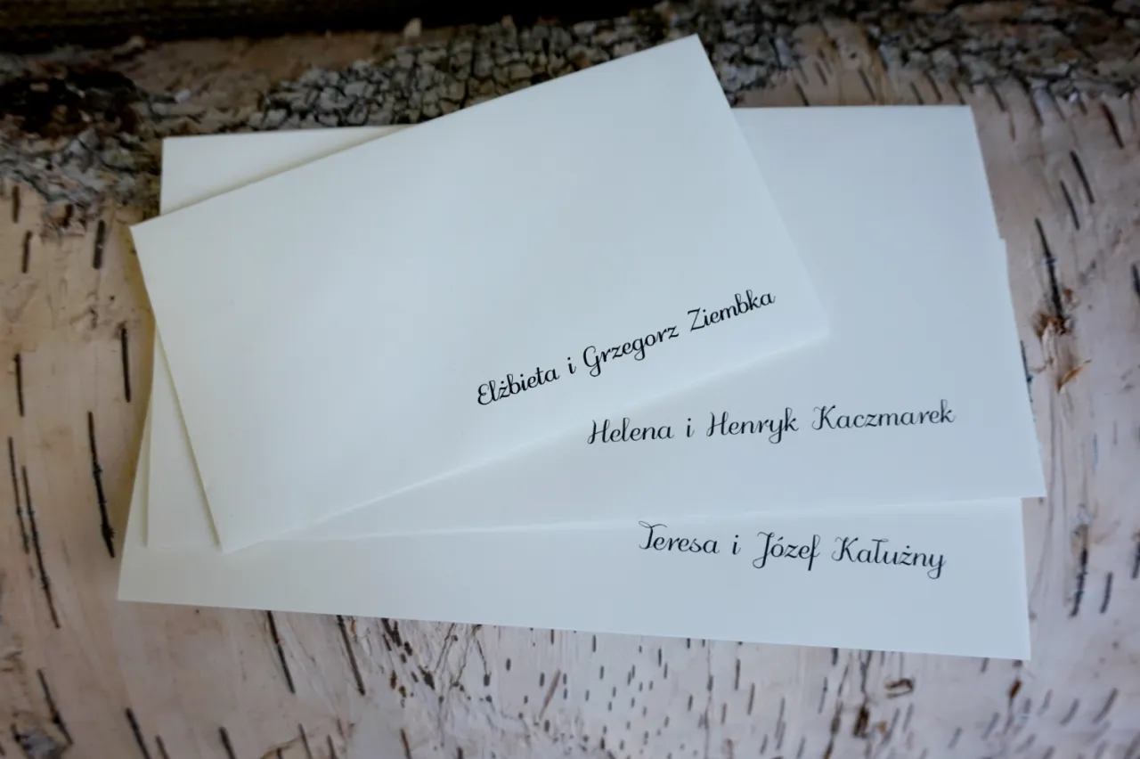 koperta ślubna adresowana odręcznym pismem